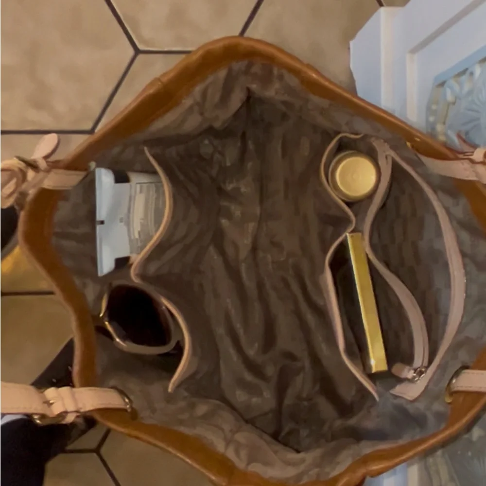 Michael Kors Tan Leather Tote with multiple compartments - Picture 5 of 5